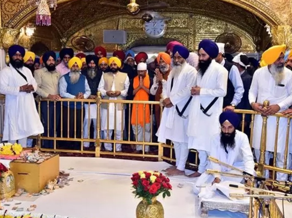 Bhagwant Mann and Kejriwal took blessings by bowing at Sri Harmandir Sahib, Ram Tirath Mandir, Durgiana Temple