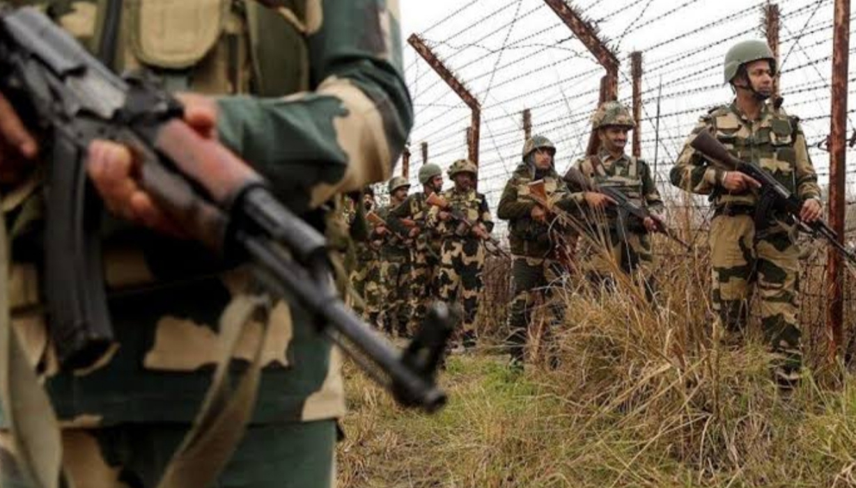 Security forces caught two Pakistani drug smugglers on India-Pakistan border, recovered three and a half kilograms of heroin