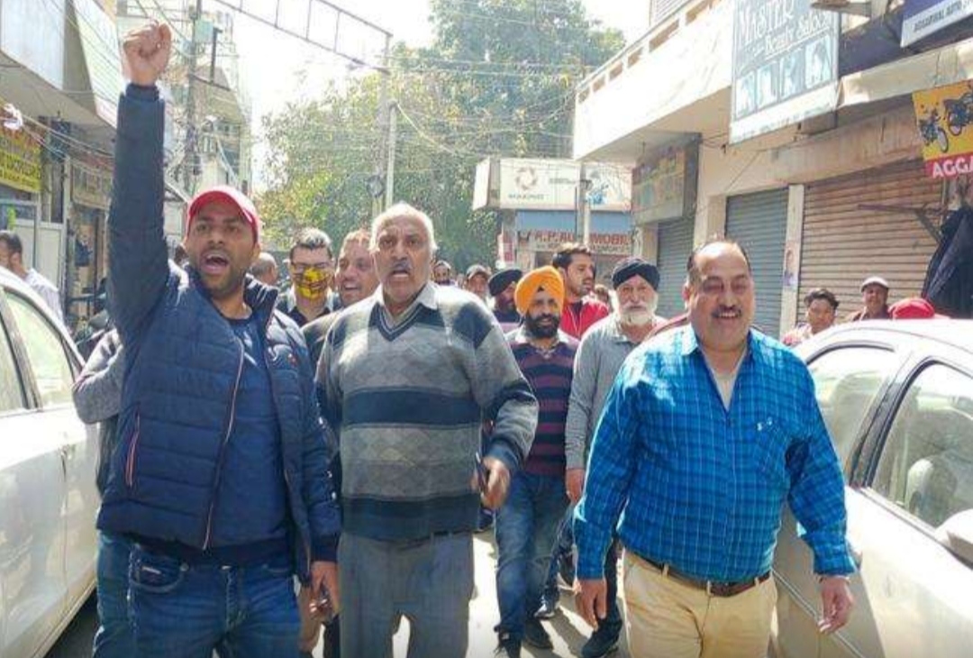 Shopkeeper and Shiv Sena leader came face to face over tearing religious board in Sahdev Market