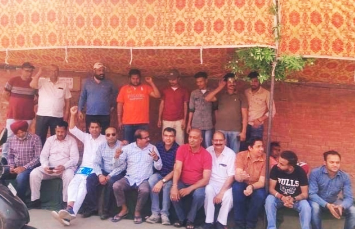 The issue of free electricity heated up in Punjab, the general class staged a sit-in against the full payment after the fixed limit.
