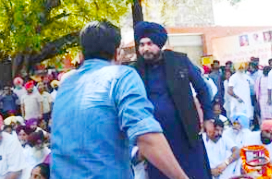 During the protest against inflation in Chandigarh, there was a dispute between Congressmen, Sidhu and Dhillon, the protest ended.