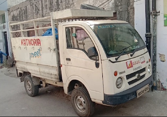 More thieves gang active than police in Jalandhar, police helpless and people trust God, thieves stole the battery of the car parked in the street