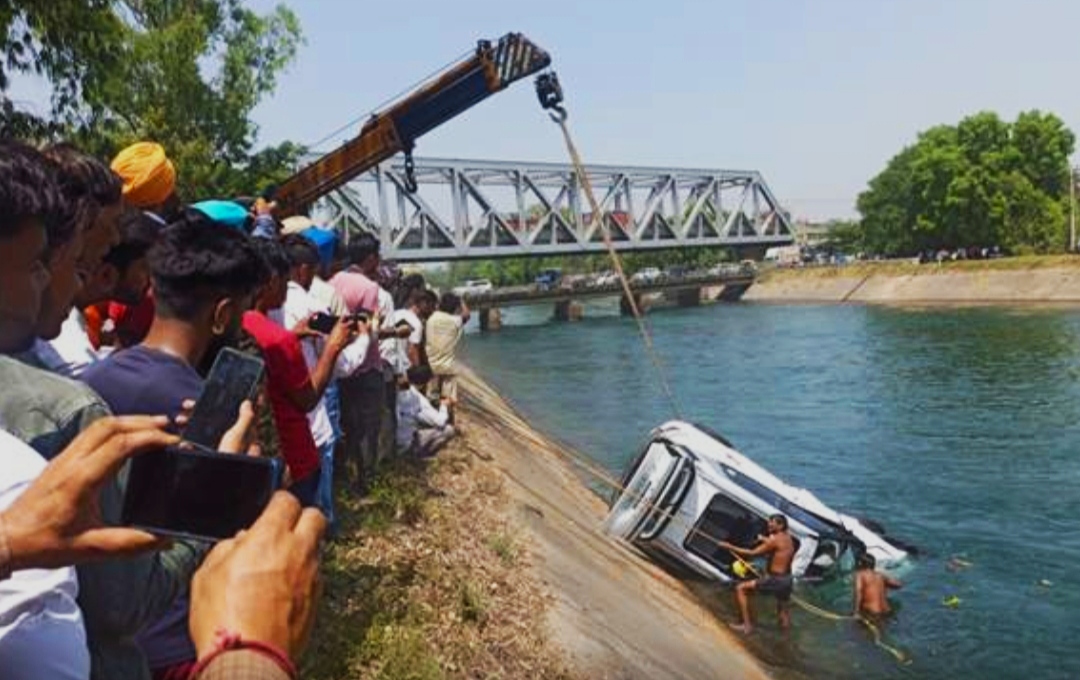Big accident - Car fell in Bhakra canal due to bus collision in Punjab, 5 bodies including two women found