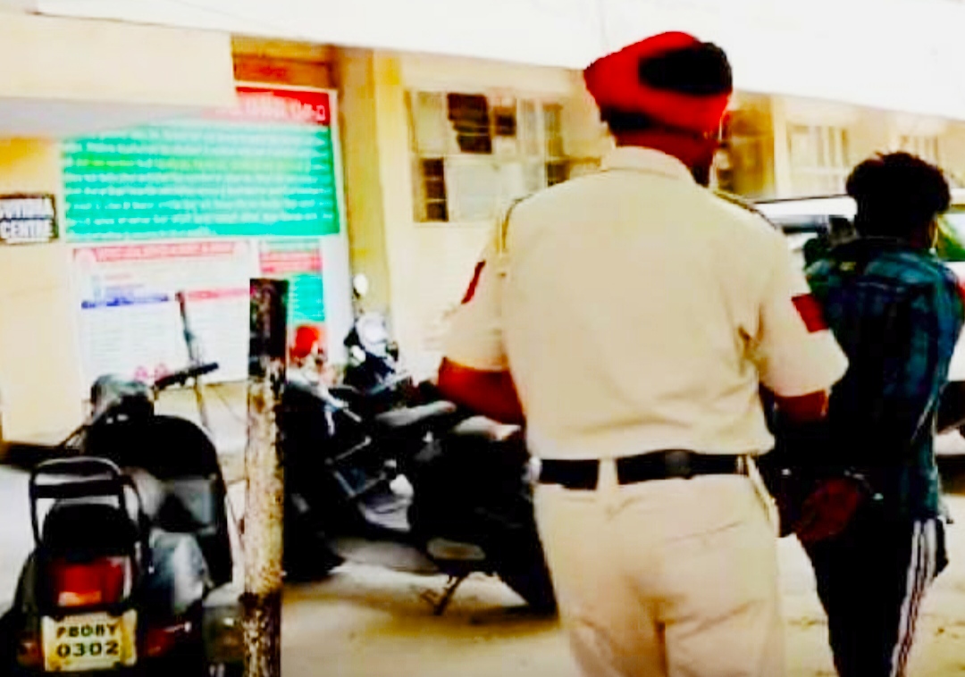 The prisoner who came to the court tried to escape by jumping from the first floor, the police personnel chased him and caught