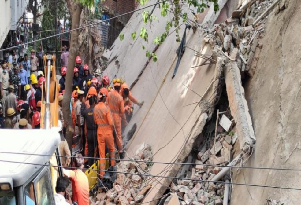 Three-storey building collapsed in Delhi, screamed, seven laborers buried, relief work continues