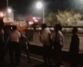 Publicly goonda ruckus happening in Bath Castle of Jalandhar, GM and manager ran and beat the laborer on the road
