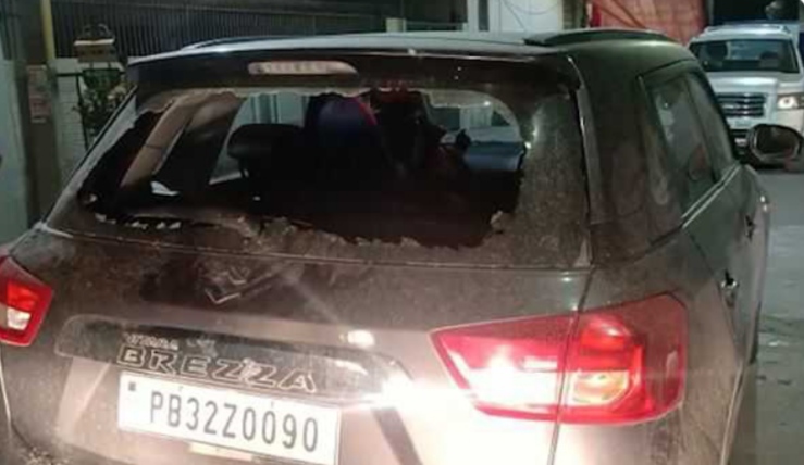 Robbers break car window, flee with bag full of money