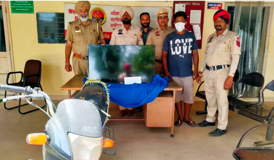 Commissionerate Police arrested a drug smuggler with 1.05 kg of heroin and weapons
