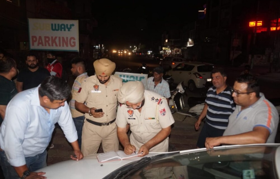 An attempt to rob the car from the husband and wife at the gun point near the Subway restaurant in Jalandhar, the robber was controlled