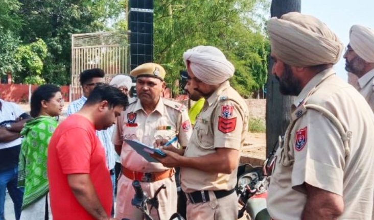 Bike riding miscreants absconding after looting thousands of cash from recovery agent of Airtel company in Jalandhar