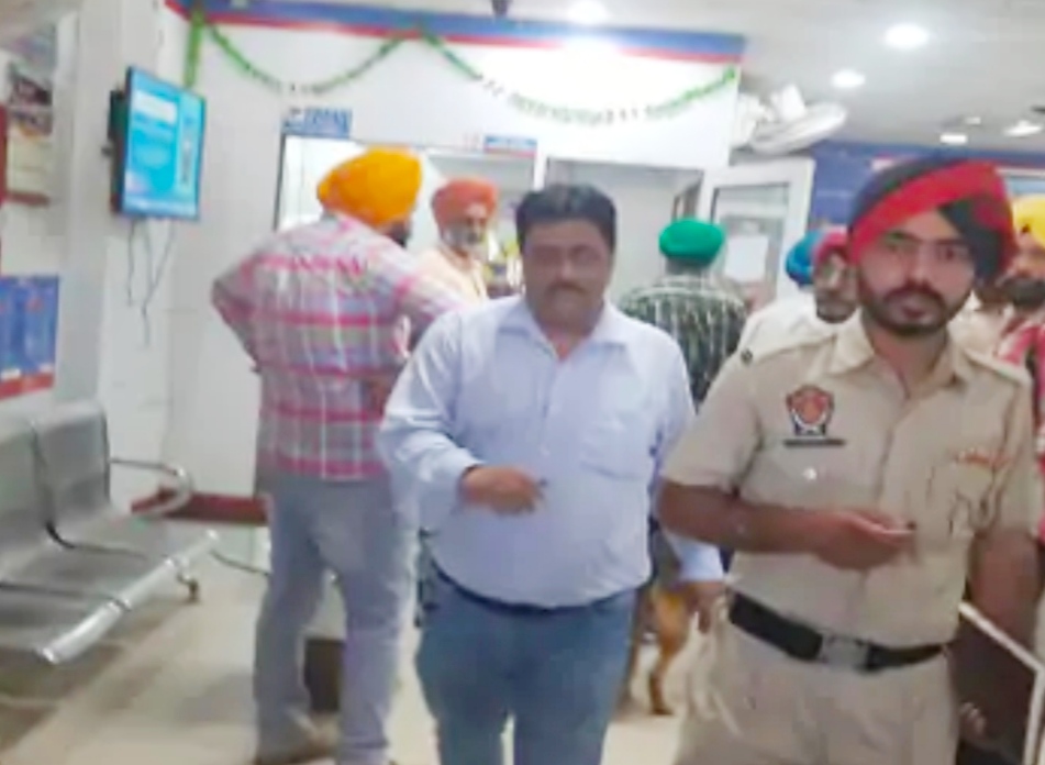 Punjab: Rs 6 lakh looted in broad daylight in Central Bank, robbers absconding after committing the crime