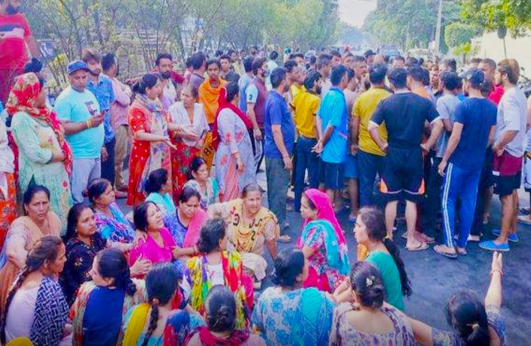 Traumatic accident near Jalandhar's football chowk, woman dies due to truck collision