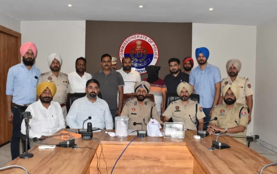 Commissionerate Police arrested a drug smuggler with 1.05 kg of heroin and weapons
