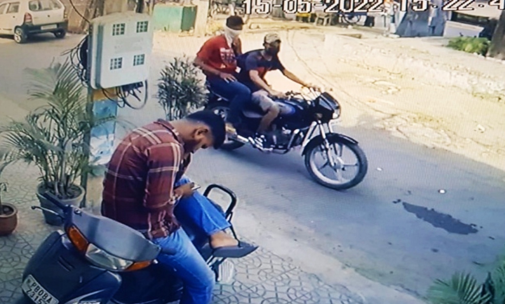 Big news: The incident of robbery from a bakery at Gun Point in Jalandhar's Sodal Chowk in broad daylight created a stir.