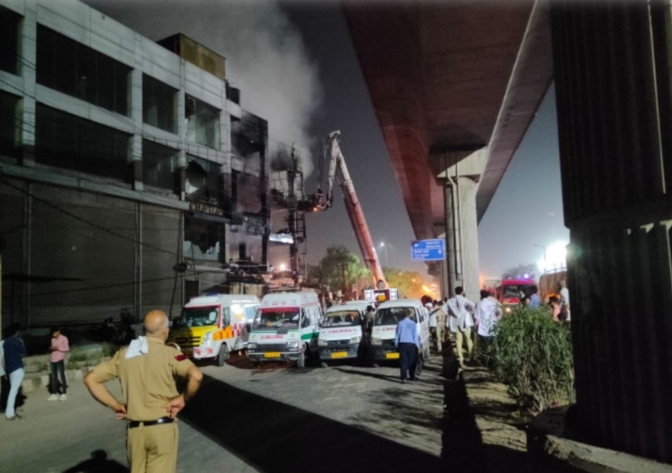 BIG NEWS: A massive fire broke out near Delhi's Mundka metro station, 27 killed