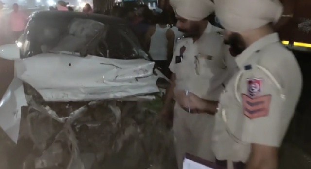 The robbers robbed the car at the gun point on the Pathankot bypass of Jalandhar, the car went out of control and hit the divider while running, the robbers ran away