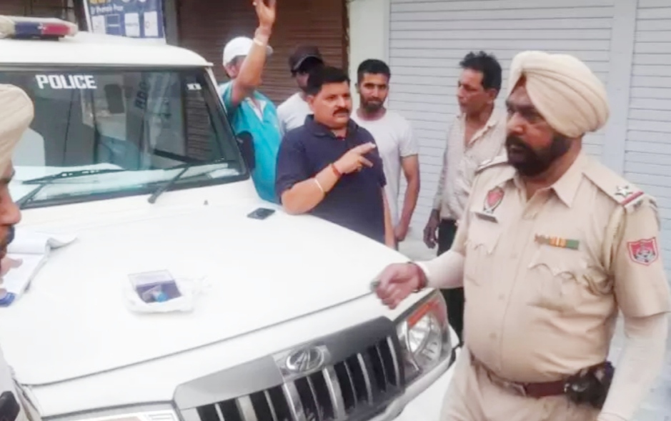 Under the supervision of ACP North, the police of police station No: 3 cut the challan on the blockade at Adda Hoshiarpur Chowk.