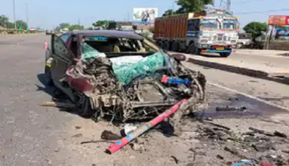The family car returning from the Golden Temple met with a terrible accident on the Amritsar-Jalandhar highway, 5 people died