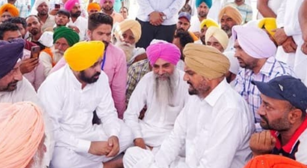 Chief Minister Bhagwant Mann reached Sidhu Musewala's house, shared grief with family
