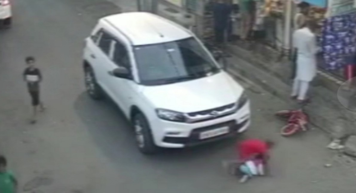 A one and a half year old girl who came home was crushed by the car driver, the girl died on the spot