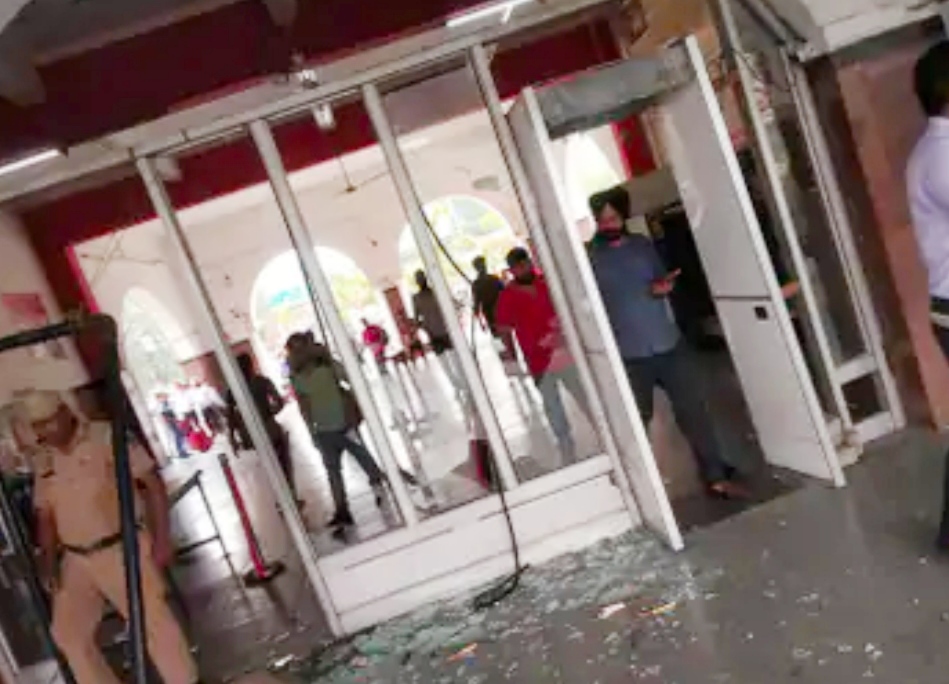 Youths vandalize railway station in Ludhiana in protest against 'Agneepath' scheme; Vehicle broke after stone pelting on police, many arrested