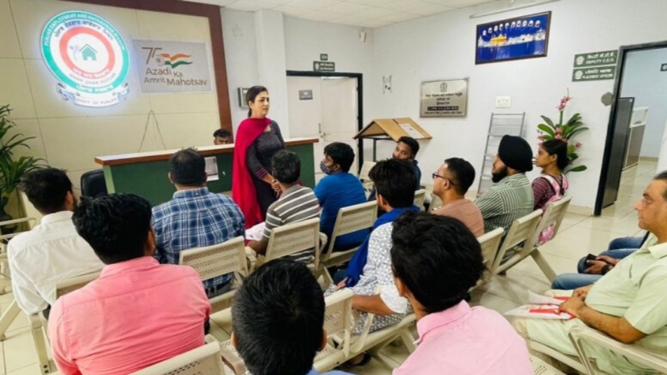 Election of 22 youths for operation of e-vehicle facilitation centers in Jalandhar