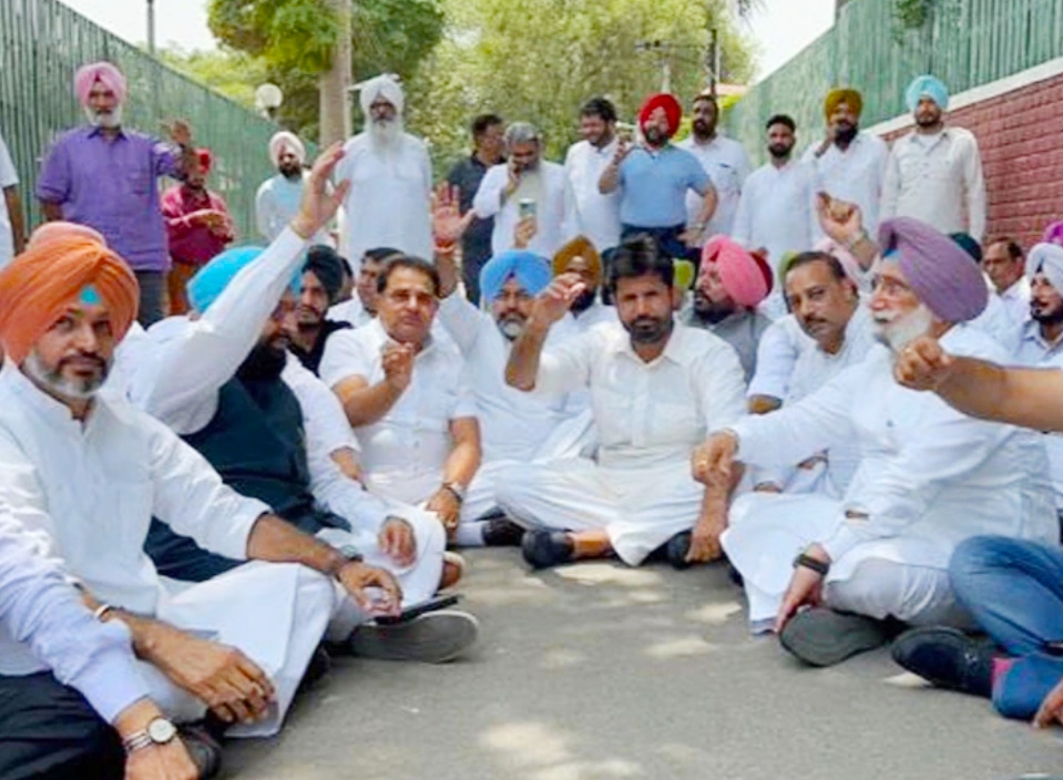 Congress leaders protest at CM residence in Punjab, police detained