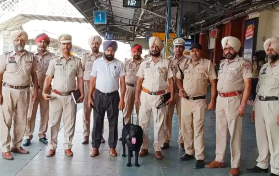 Regarding Ghallughara day, Paramdin Khan, in-charge of police station no: 3, checked at the railway station.