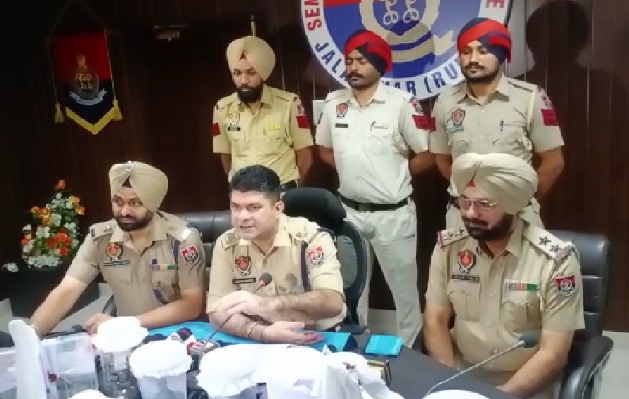 Jalandhar police arrested 19 gangsters of Palwinder Pinda Nihaluwalia gang, 11 weapons, vehicles and foreign currency also recovered