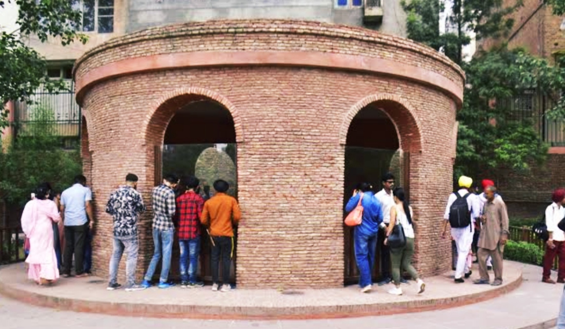 Government bans throwing coins in the martyr well of Jallianwala Bagh