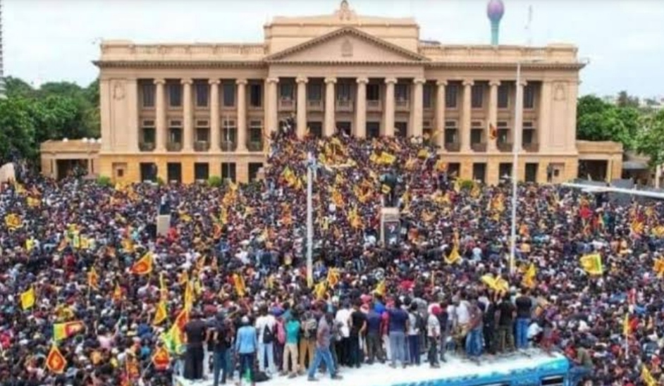 Breaking News: The President's House in Sri Lanka was occupied by the public, the President ran away, the PM also resigned