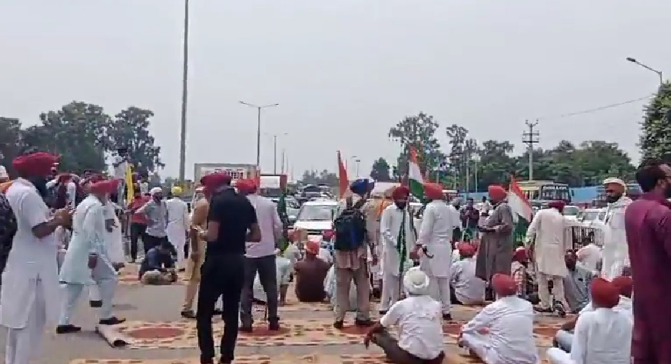 Protest against Johal Hospital in Jalandhar's PAP Chowk, public upset, long jam