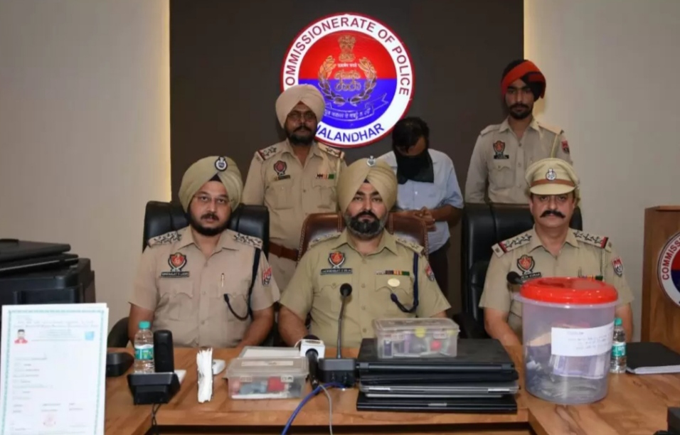 Police station No:7 arrested 2 persons who made fake certificates