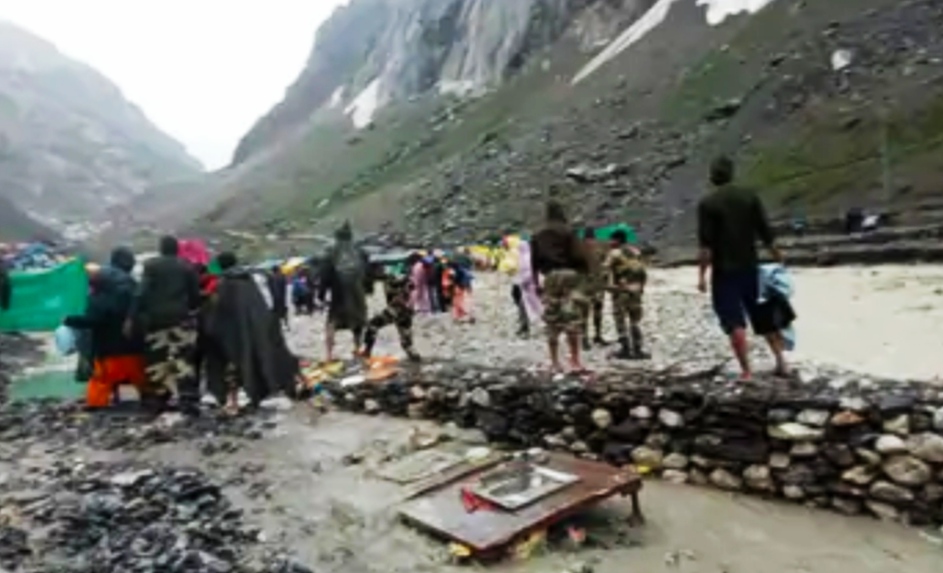 big-news-clouds-burst-near-amarnath-cave-many-tents-were-washed-away-in-the-water-coming-due-to-strong-current-rescue-continues