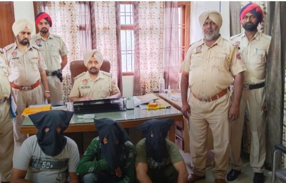 Police of police station No:8 arrested 3 accused who had been a victim of fraud by pretending to be intoxicated and ATM