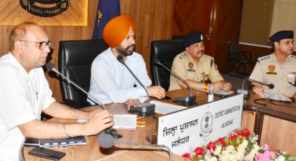 The district administration started preparations to celebrate the tricolor program in every house from August 13 to 15.