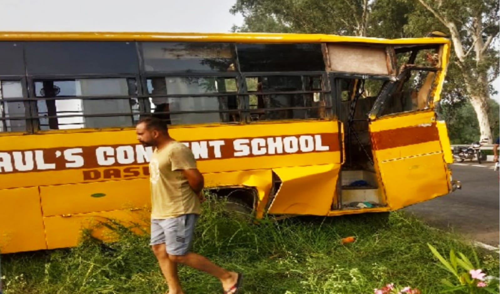Big news: Truck collided with school bus from behind, one child killed, many injured
