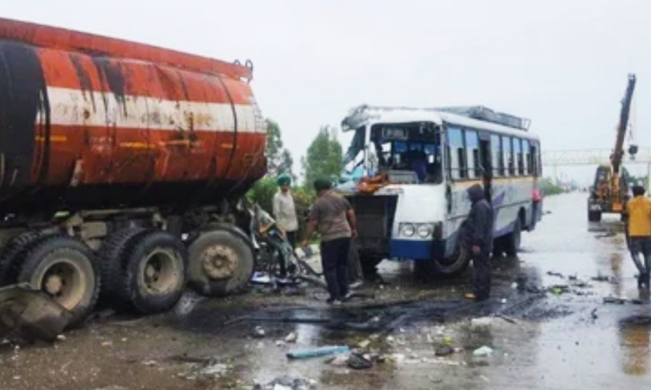 Terrible collision between PRTC bus and trolley, 40 passengers injured