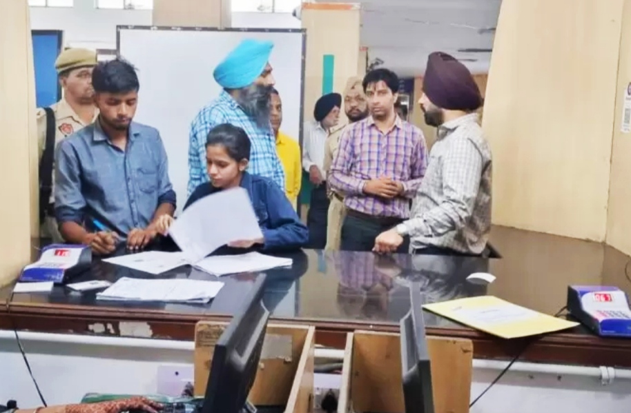 Deputy commissioner inspected the service center, instructed to display the details of various services and fees in the service centers for the convenience of the people