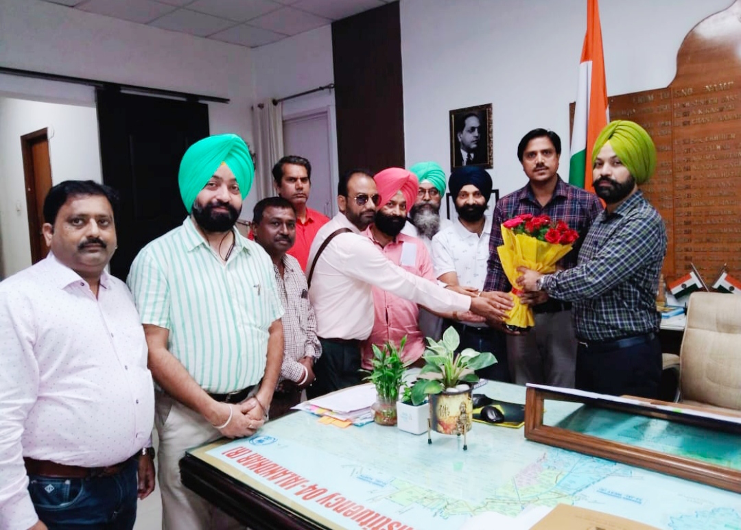 Digital Media Association (DMA), a well-known organization of journalists, welcomed the new Deputy Commissioner of Jalandhar by presenting a bouquet of flowers, DC Jaspreet Singh said - will solve every problem of journalists on the basis of initiative
