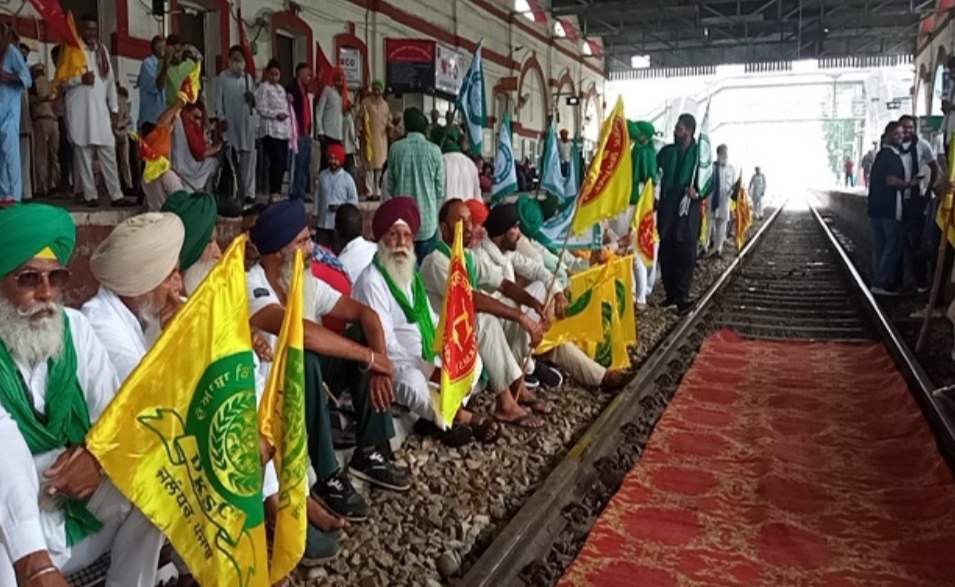 Big news: In Punjab today again stop the rail movement of farmers' groups
