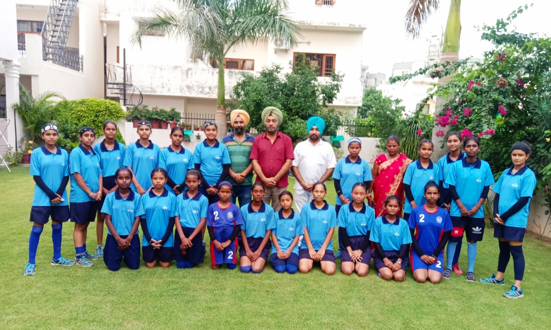 Hockey players of Smart School Mundiyan Kalan Ludhiana met Olympian Surinder Singh Sodhi.