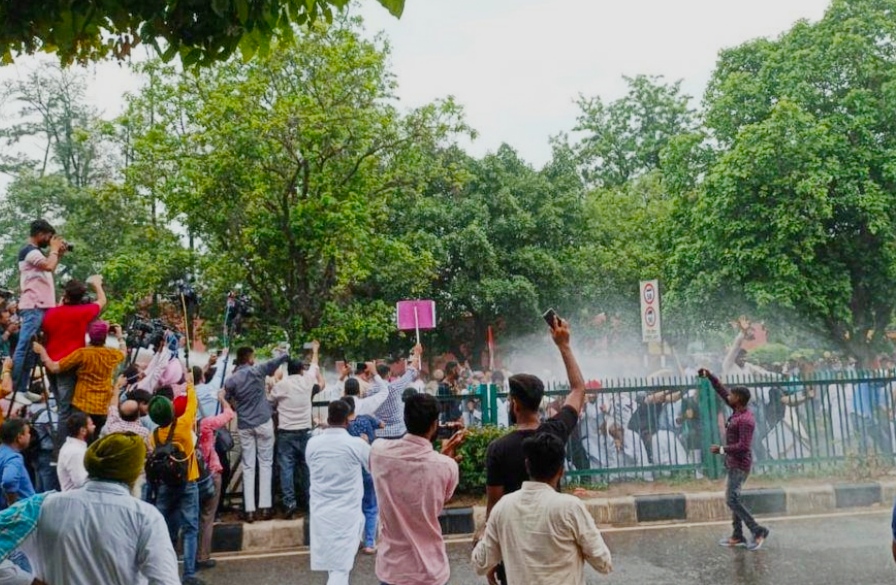 Demonstration of Congressmen against inflation in Chandigarh, clashes between protesters and police
