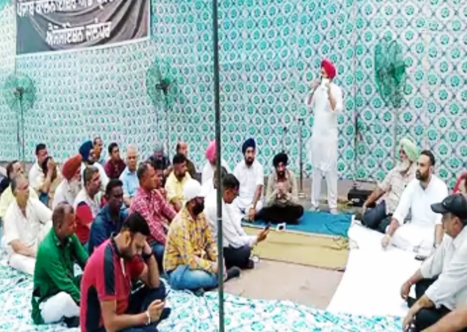 Colonizers and realty dealers protest against Punjab government, protest outside JDA office