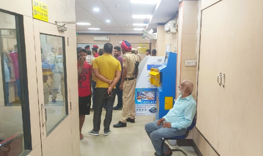 Breaking News : जालंधर के सोढल में यूको बैंक में लाखों रुपये लूटकर फरार हुए लूटेरे
