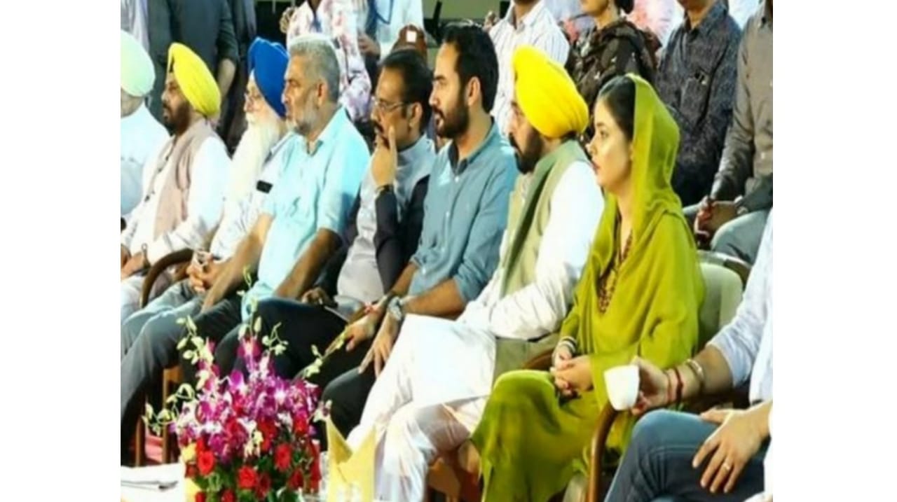 'Khedan Watan Punjab Diyan' program started late in Jalandhar due to rain, CM Bhagwant Mann arrived at the ceremony with wife