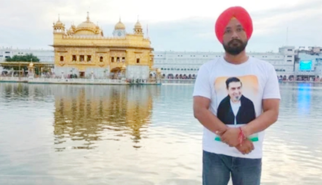 Young man posed in Sri Harmandir Sahib wearing a T-shirt with Jagdish Tytler's photo, SGPC objected