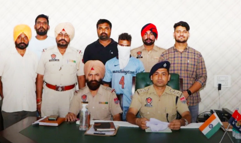 Police of police station 8 arrested 1 accused including a pistol and 5 vehicles, and one accused escaped from the spot