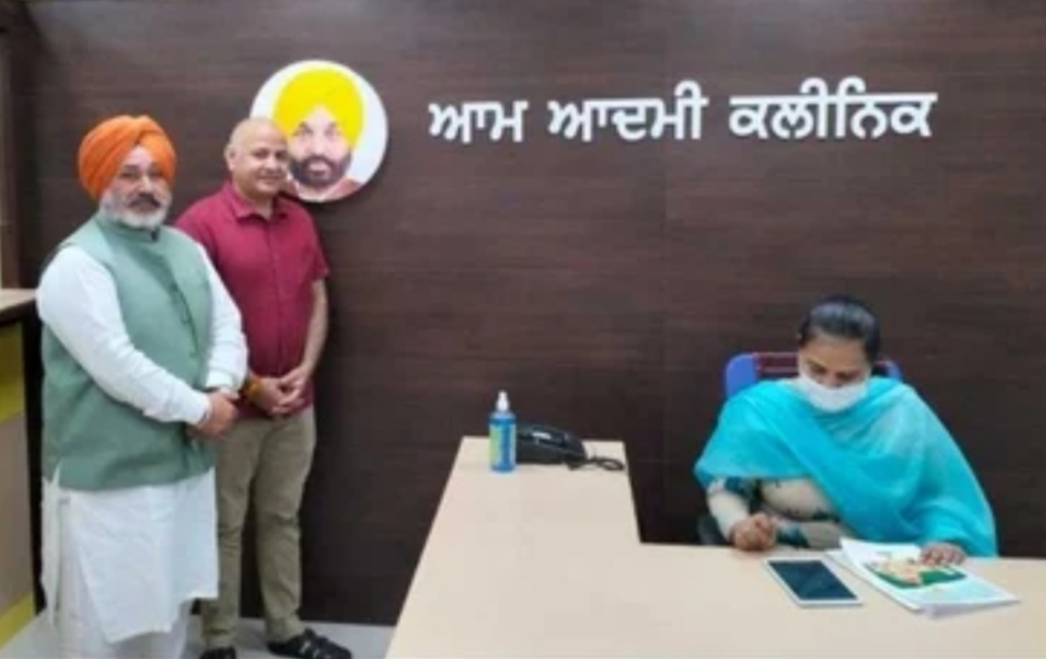 Delhi Deputy Chief Minister Manish Sisodia visits Aam Aadmi Clinic in Mohali