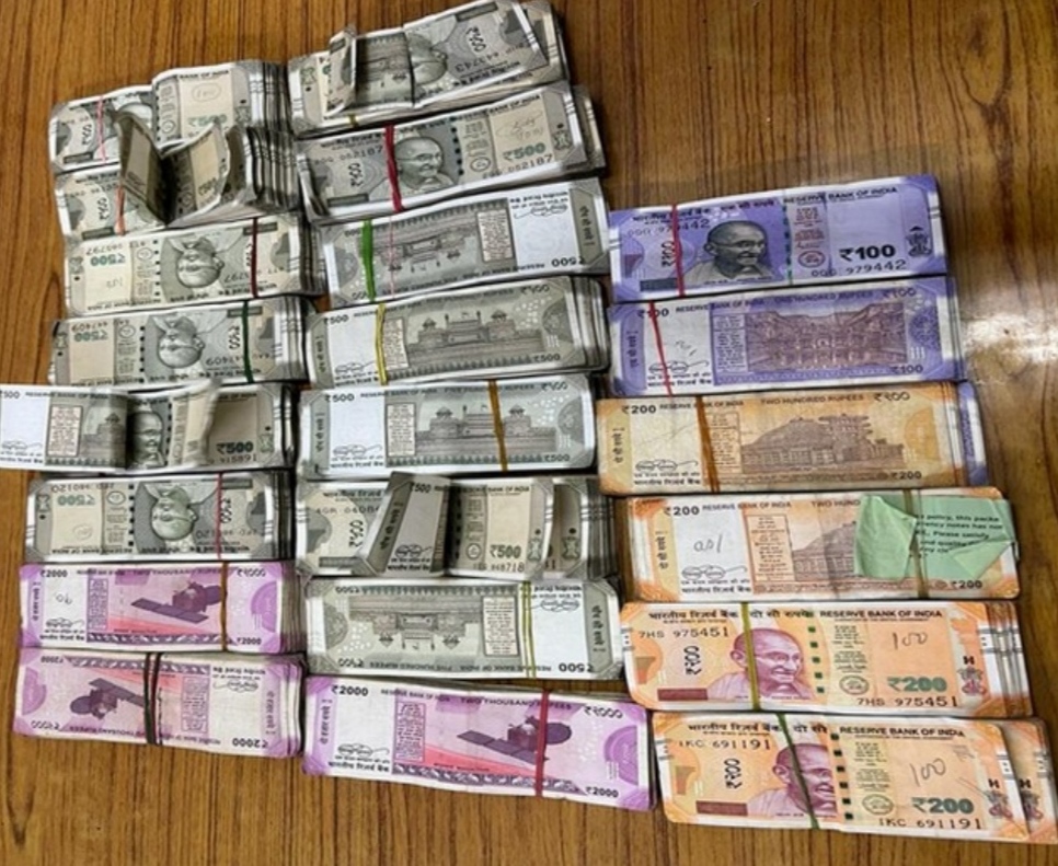 Vigilance arrested motor vehicle inspector and an agent in Jalandhar, Rs 12.50 lakh recovered